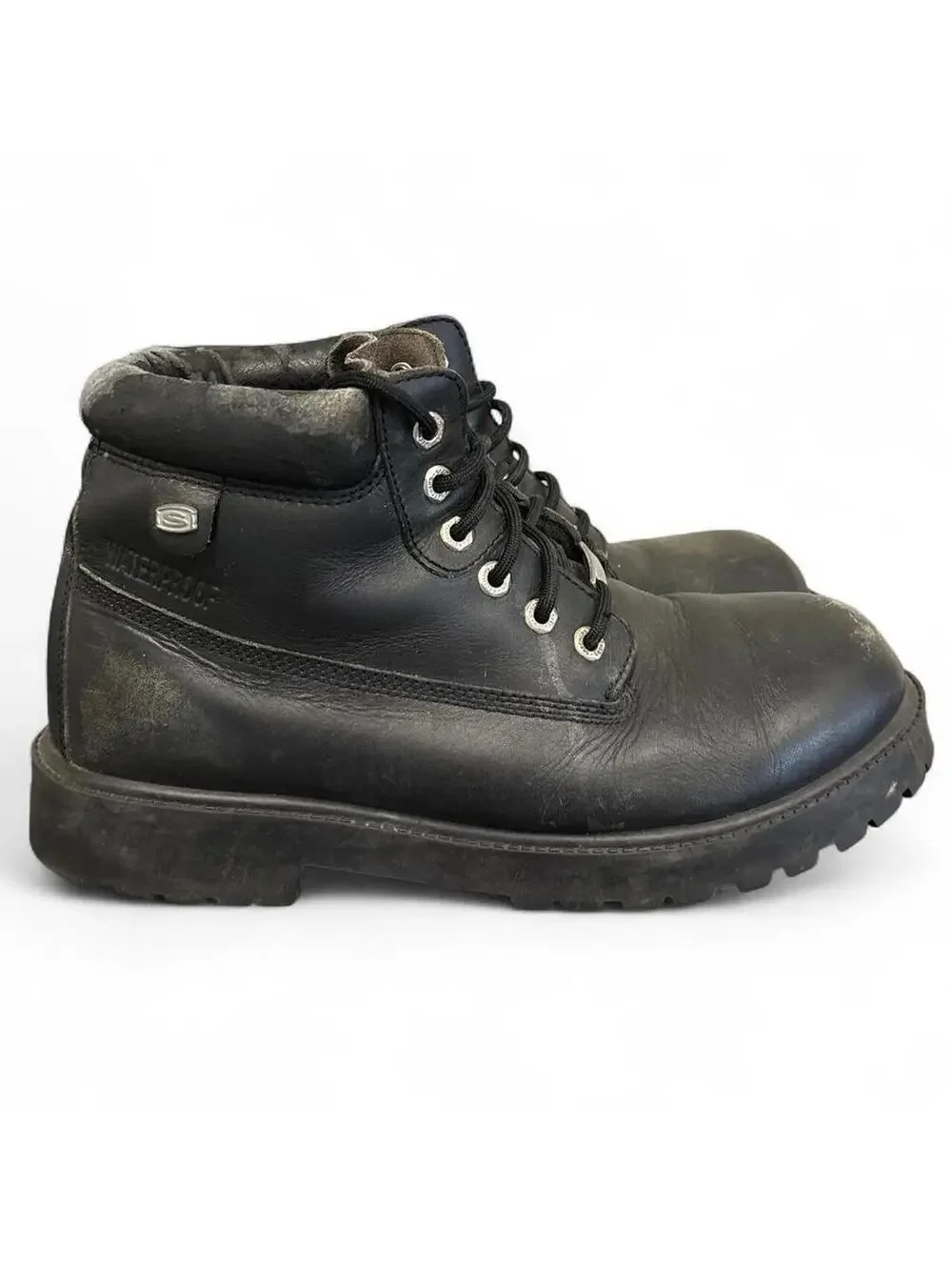 Crazy Y2K grunge, sketchers combat boots.